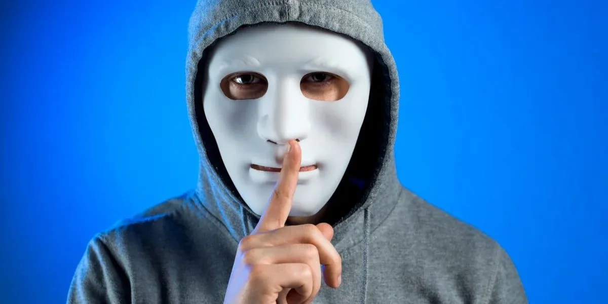 AI Deepfakes Target Physicists to Spread Comet Conspiracies