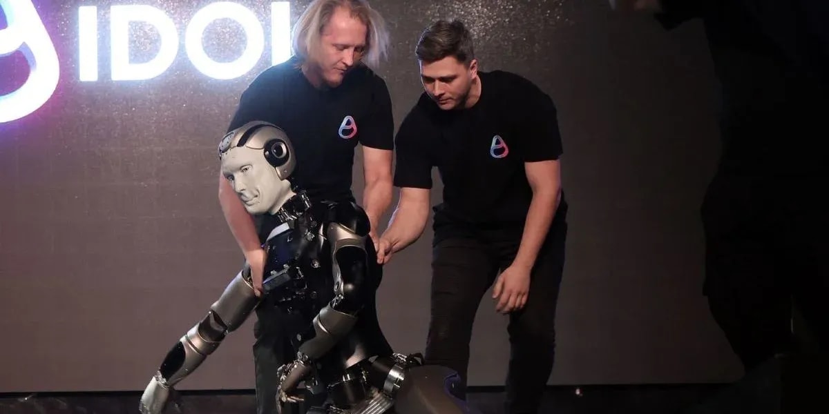 Russias-first-AI-humanoid-robot-falls-during-Moscow-debut.